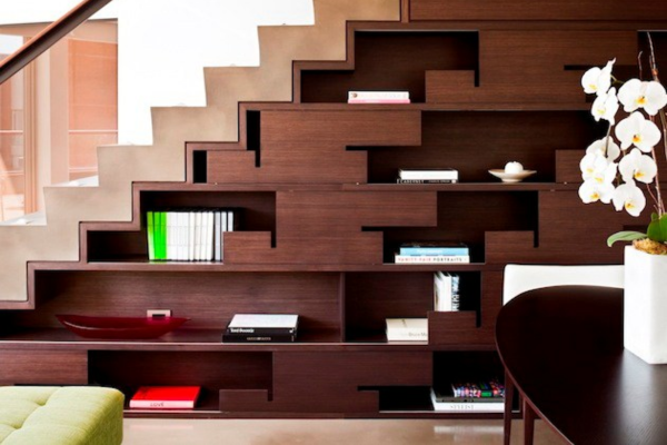 Tận dụng gầm cầu thang làm hệ tủ lưu trữ