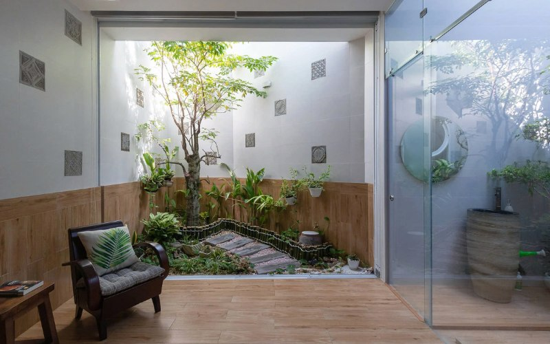 Giếng trời không chỉ để lấy sáng mà còn có thể tận dụng làm khu tiểu cảnh, hồ cá, bàn trà mini