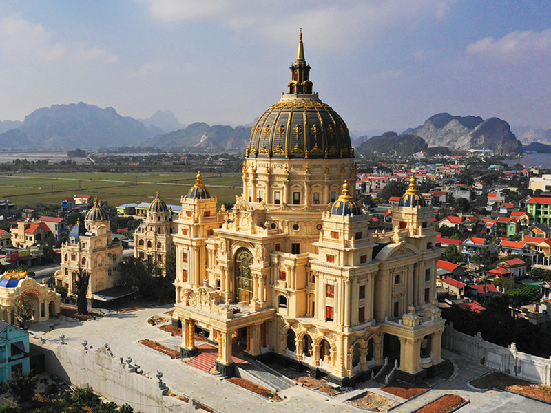 Kiến trúc cổ điển là phong cách thiết kế mang đậm dấu ấn của nghệ thuật Hy Lạp – La Mã, nổi bật với vẻ đẹp sang trọng, tinh tế và trường tồn theo thời gian