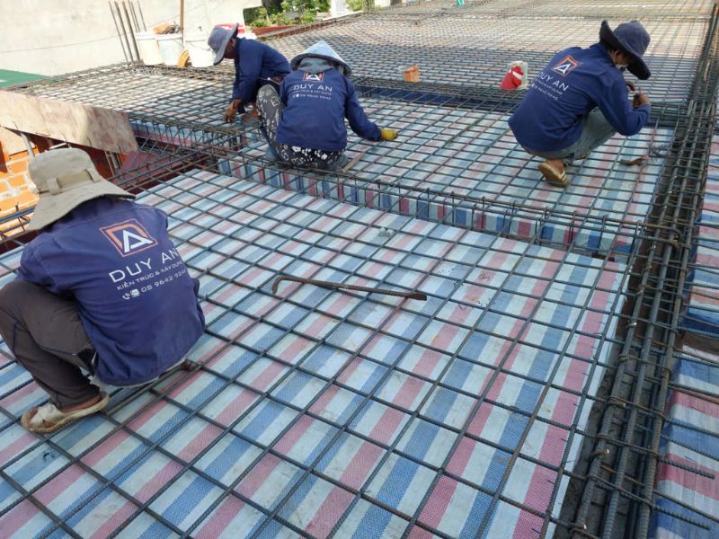 Thi công phần mái đảm bảo độ dốc thoát nước